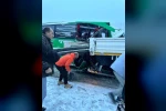 Karlı yolda kayan yolcu otobüsünün tıra çarpmasıyla 7 kişi yaralandı