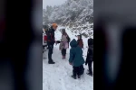 Karlı yolda mahsur kalan öğrencilerin yardımına AFAD ekibi yetişti
