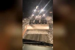 Karlı yolda mahsur kalan tır, iş makinesiyle kurtarıldı 