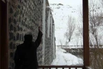 Kars eksi 15’i gördü: Çatılarda 3 metrelik buz sarkıtları oluştu