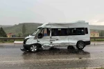 Karşı şeride geçti, 10 kişinin bulunduğu minibüsle çarpıştı: 11 yaralı