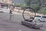 Karşıya geçmeye çalışan dalgın çocuk araca çarptı
