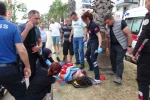 Karşıya geçmeye çalışan gence otomobil çarptı, kız arkadaşı ve annesi sinir krizi geçirdi