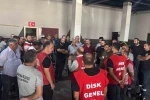 Karşıyaka Belediyesinde maaş alamayan işçiler süresiz iş bıraktı