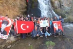 Kars’ta 100 dağcı Susuz Şelalesi’ne yürüdü