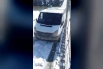 Kars’ta asma köprüde minibüs mahsur kaldı