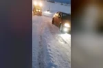 Kars’ta kara saplanan araçlar vatandaşlar tarafından kurtarıldı