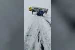 Kars’ta kayan tır kara yolunu ulaşıma kapattı