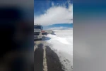Kars’ta kayan tır yolu kapattı