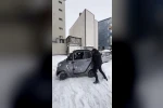 Kars’ta küçük otomobil kara saplandı: Vatandaşlar ite kaka kurtardı, o anlar viral oldu