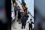 Kars’ta okula giden öğrencinin başına buz kütlesi düştü 