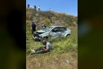 Kars’ta otomobil şarampole devrildi: 2 yaralı 
