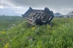 Kars’ta ticari araç şarampole devrildi: 1 yaralı