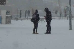 Kars’ta yoğun kar yağışı: Vatandaşlar kar altında halay çekti