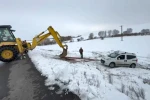 Kars’ta yoldan çıkan hafif ticari araç şarampole düştü