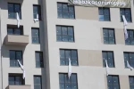 Kartalkaya faciasının sembolü çarşafları binanın penceresinden sarkıttı