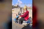 Kask yerine miğfer takan dede görenleri şaşırttı
