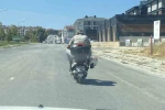 Kaskı kafasına değil motosikletin demirine taktı