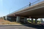 Kavşakteki üst geçit korkuluklarına çıkan şahıs sebebi ile Eskişehir- Afyonkarahisar yolu trafiğe kapandı
