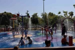 Kavurucu sıcakta çocuklar su oyun parkına akın etti