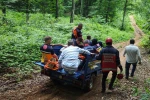 Kayalıklara sıkışan motosikletliye patpatlı kurtarma operasyonu