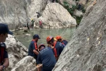 Kayalıklardan düşen yaralı çocuk kurtarıldı