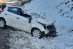 Kayan otomobil, yol kenarındaki araca çarptı