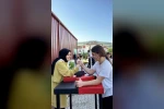 Kaymakam Kılıç çocuklarla bilek güreşi yaptı