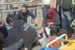 Kaza haberini alıp geldi, kızının elini tutup başını okşayarak teselli etti