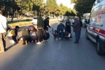 Kaza sonrası motosikletiyle yola savrulan genç kız gözyaşlarıyla hastaneye götürüldü