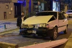 Kaza yapan alkollü ve ehliyetsiz sürücü hasarlı aracıyla poz verdi
