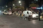 Kaza yapan araçlar polis memurunu ezdi 