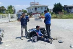 Kaza yapan mesai arkadaşlarını güneşten korumaya çalıştılar