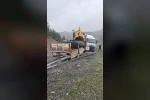 Kaza yapan tırı taşıyordu: O tır da kaza yaptı