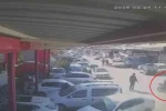 Kazada çarpışan motosiklet sürücülerinin savrulduğu anlar kamerada