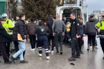 Kazada kamyonun altına sürüklenen motosikletteki 2 kişi yaralandı 