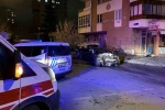 Kazada savrulan otomobilin duvarı yıkma anı kamerada