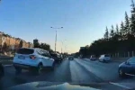 Kazadan dolayı yavaşlayan araca otomobilin arkadan çarpma anı kamerada