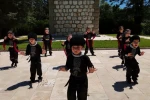 Kazak Türklerinin geleneksel yöresel kıyafetleri ile ünlü ’Kartal Dansı’nı sahnelediler