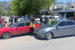 Kazaya neden olan sürücü, kendisini durdurmak isteyenlere biber gazı sıktı
