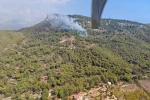 Kemer’de ormanlık alanda çıkan yangına havadan ve karadan müdahale