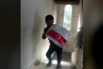 Kendi ağırlığı kadar un çuvalını taşıyan Filistinli çocuğun sevinci 