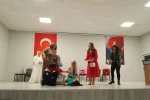 Kepsutlu kadınların oynadığı tiyatro oyunu ilgi gördü
