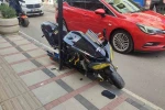 Keşan’da araç kapısı ile kaldırım arasında sıkışan motosikletin sürücüsü yaralandı