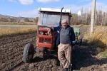 Kıraç toprağı eken çiftçi yağmur için dua ediyor
