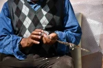 Kırdığı çekirdeklerle kuşlara sofra kuruyor