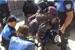 Kırılan tekerlekli sandalyesinin yenisini polis alıp hediye etti