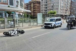 Kırmızı ışık ihlali yapan motosiklet yayaya çarptı: 2 yaralı