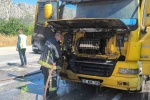Kırmızı ışıkta bekleyen tır alevlere teslim oldu