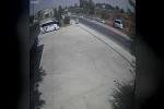 Kırmızı ışıkta duran araçlara çarpmamak için otomobilini şarampole sürdü